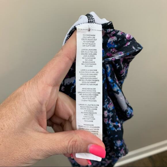 Fabletics Salar Capri In Metallic Pebble Leggings - Picture 4 of 7